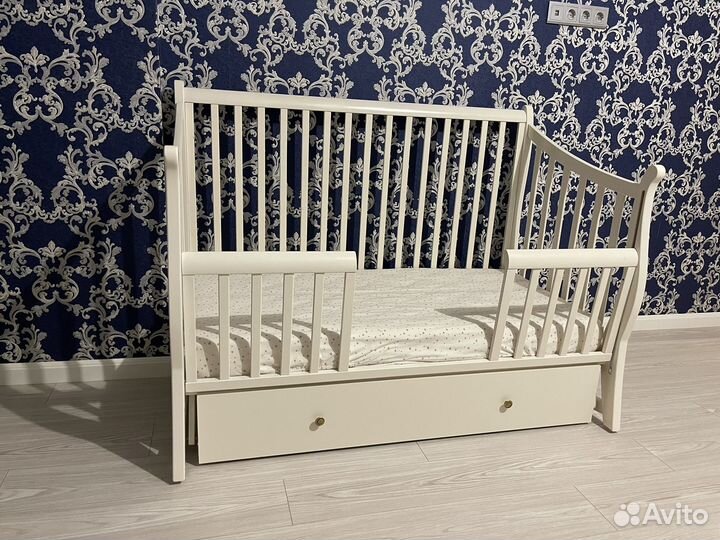 Детская кроватка с маятником и ящиком белая