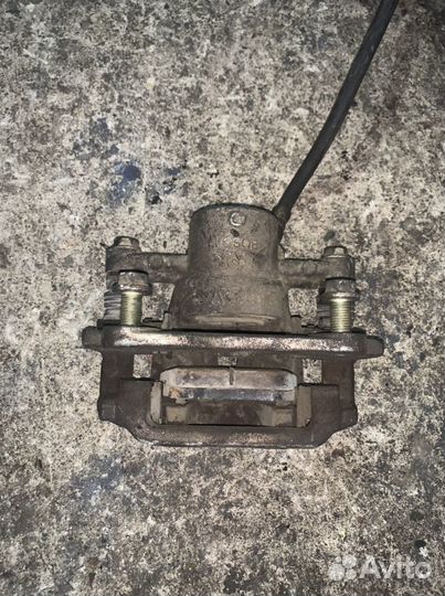 Суппорт задний левый Тойота Авенсис AZT250