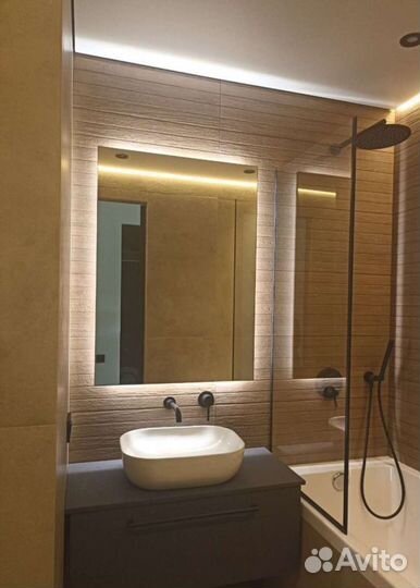 Зеркало с парящей подсветкой в рамке