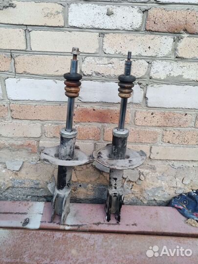 Передняя стойка. Пара Ниссан прессаж u30