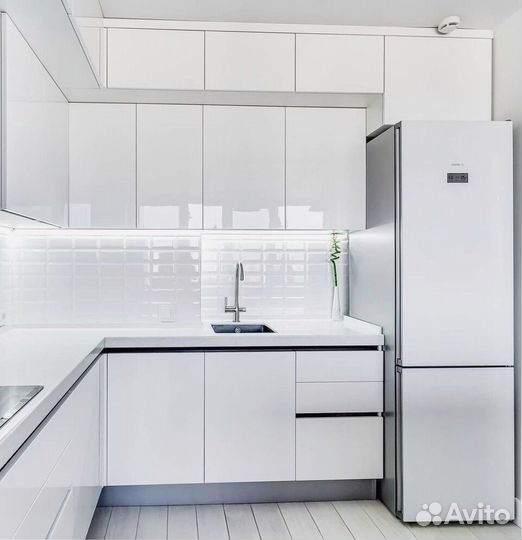 Угловой кухонный гарнитур современный