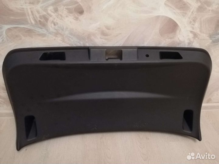 Обшивка задней двери багажника Renault Kaptur
