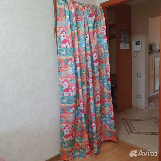 Шторы для детской яркие атласные б/у