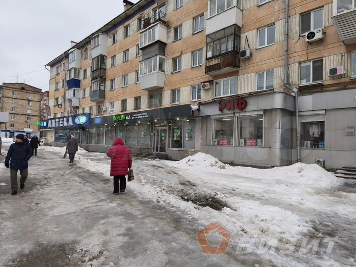 Помещение с витражами у станции метро Гагаринская