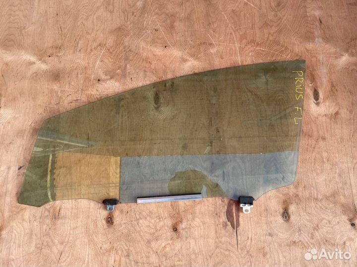 Стекло двери переднее Toyota Prius ZVW30