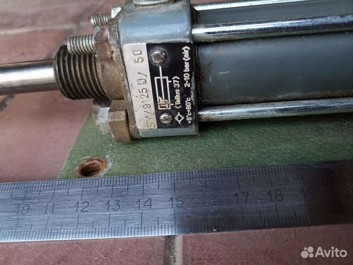 Пневмоцилиндр небольшой