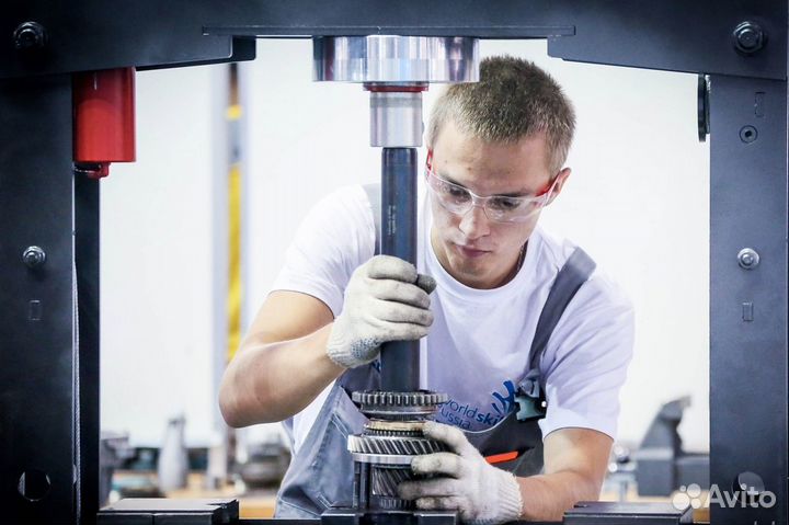 Токарь расточник