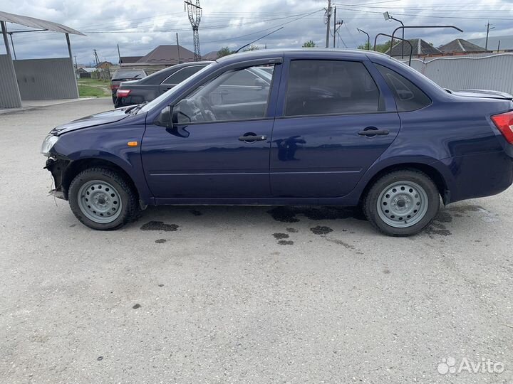 LADA Granta 1.6 МТ, 2013, битый, 174 000 км