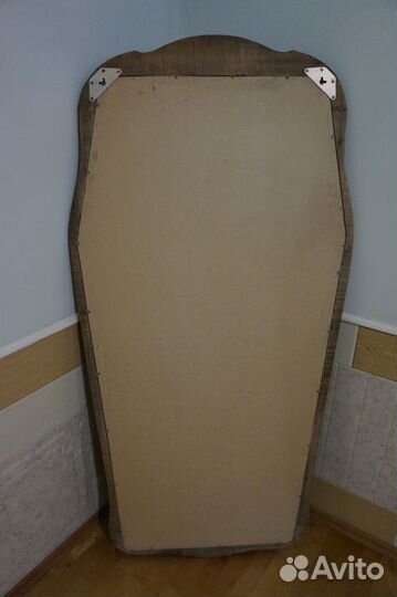 Изящное зеркало в деревянной раме