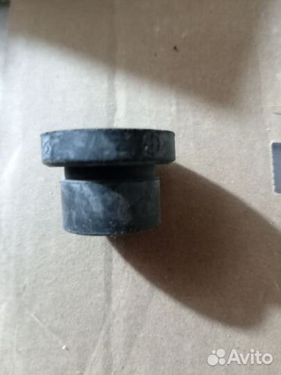 Фиксатор крышки двигателя