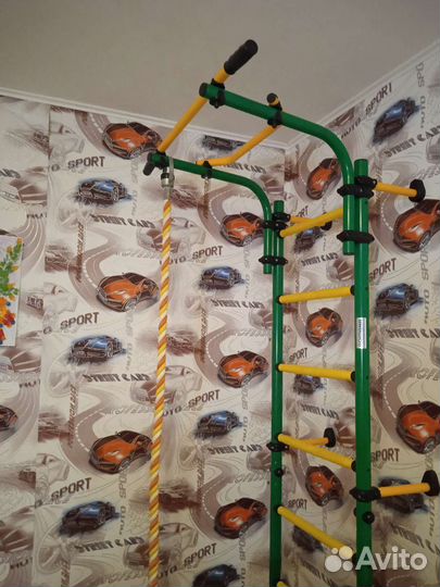 Турник настенный