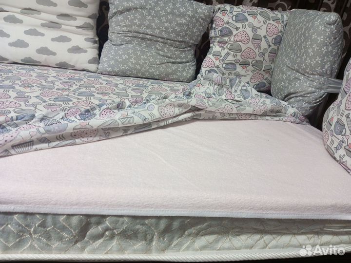 Детская кроватка с маятником