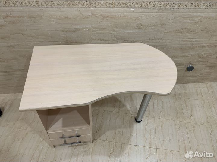 Маникюрный стол