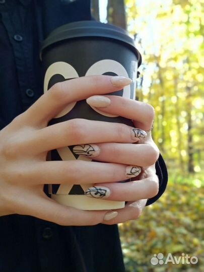 Маникюр с покрытием лаком