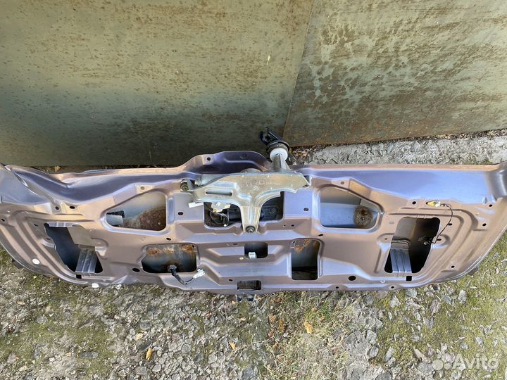 Крышка багажника Mitsubishi Grandis