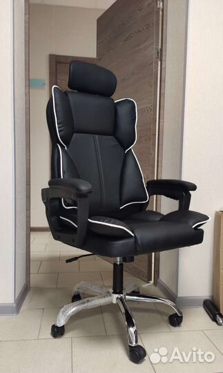 Компьютерные кресла черные и серые