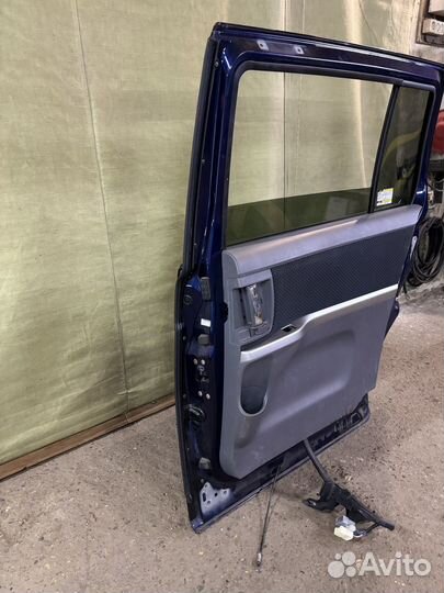 Дверь задняя правая toyota isis