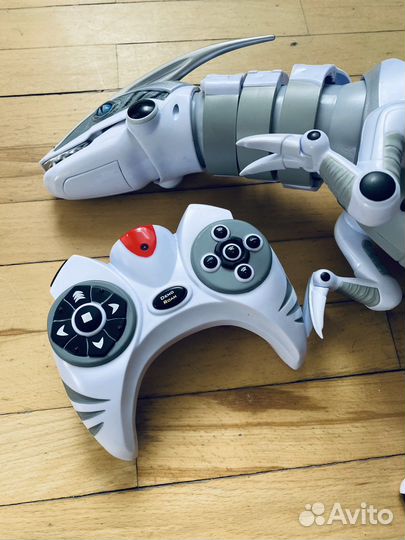 Динозавр с пультом управления