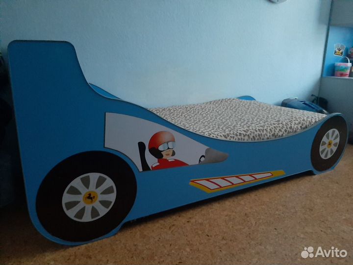 Детская кровать-машинка