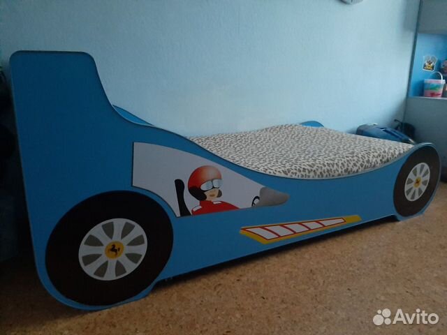 Детская кровать-машинка