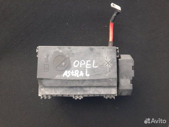 Блок предохранителей Opel Astra J