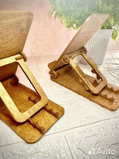 Деревянная подставка под телефон