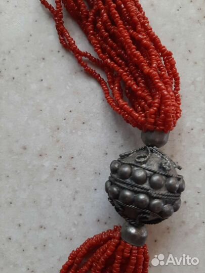 Коралловые бусы