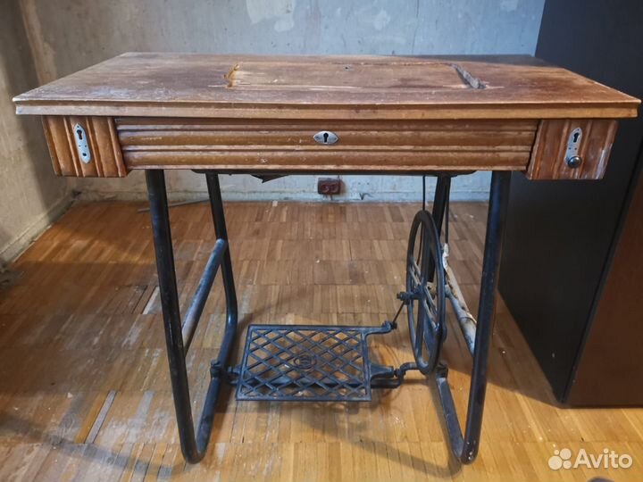 Швейная машинка Csepel 30 с подстольем