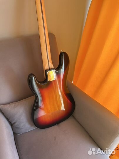 Бас гитара Squier Precision Bass