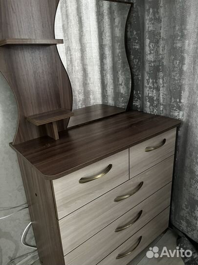 Комод с зеркалом