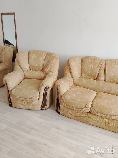 Продаётся диван и два кресла