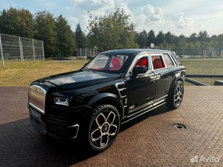 Модель автомобиля Rolls-Royce Cullinan металл