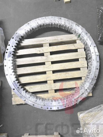 Опорно-поворотный круг Hitachi ZX280LC-3