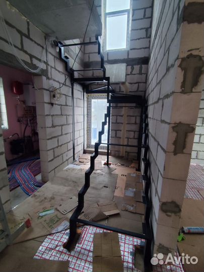 Лестница на металлическом каркасе