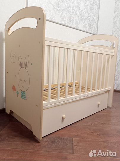 Детская кроватка с поперечным маятником