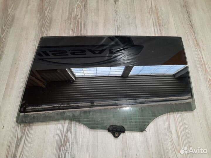 Стекло боковое двери Kia sportage 3 Лев