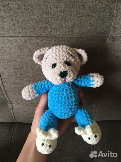 Вязаный мишка в пижаме