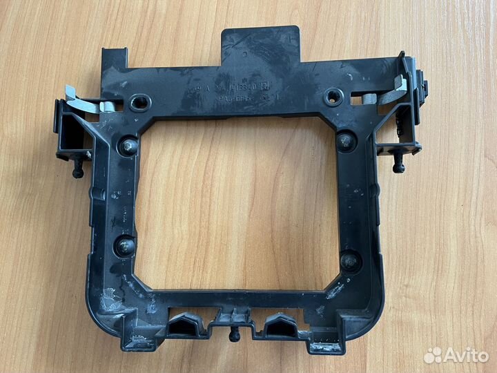 Кронштейн блока управления двигателем Mercedes C