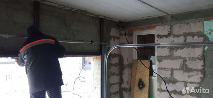 Монтаж секционных ворот рольставней