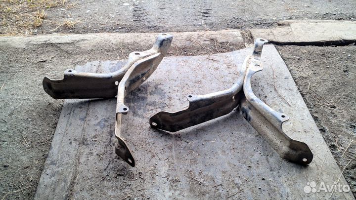 Кронштейны креплений заднего бампера