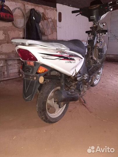 Продам скутер на запчасти двигатель живой