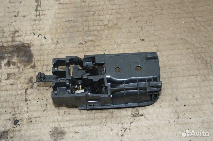 Ручка двери задней внутренняя правая toyota avensi