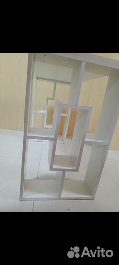 Рабочий стол с полками
