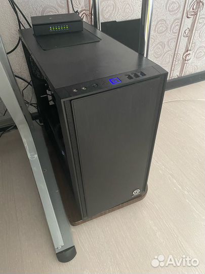 Игровой компьютер с монитором и клавиатурой