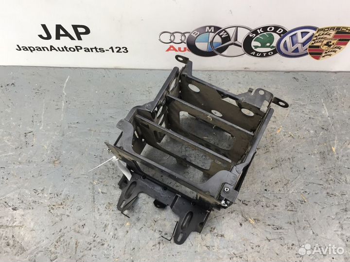 Кронштейн электронных блоков Audi A5 8T cdnc 2011