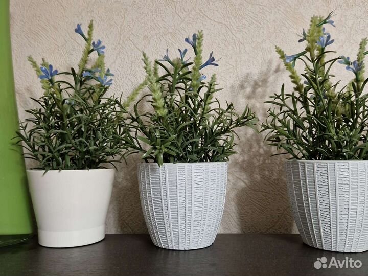 Горшочек с искусственным цветком