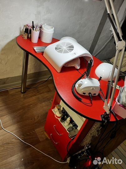 Маникюрный стол