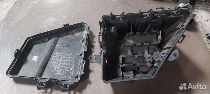 Корпус предохранителей на Cadillac CTS