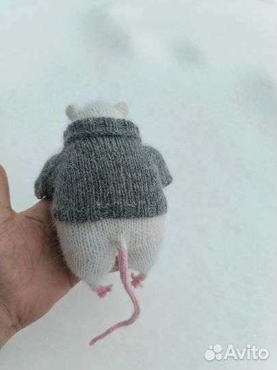 Крыска в сером свитере