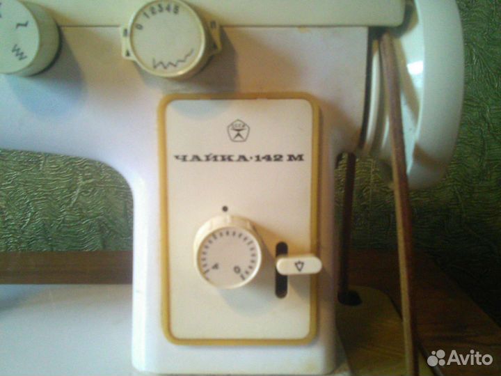 Швейная машинка с ножным приводом Чайка 142